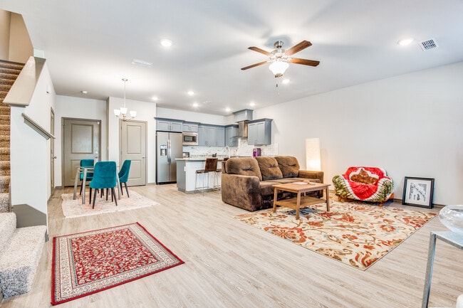 8706 Tudor Pl