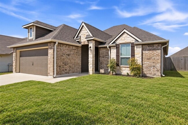 808 Fallbrook Dr