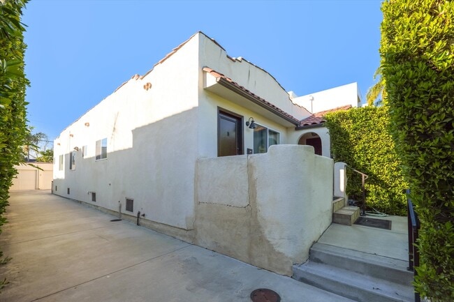 809 N La Jolla Ave