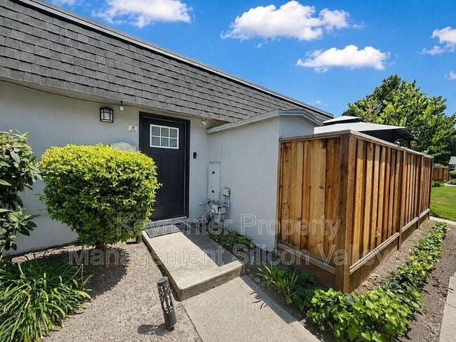 Building Photo - 399 Don Basillo Way