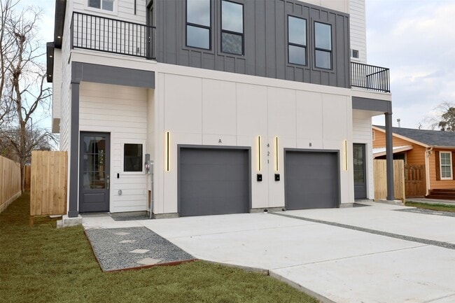 Photo - 421 E 41st St