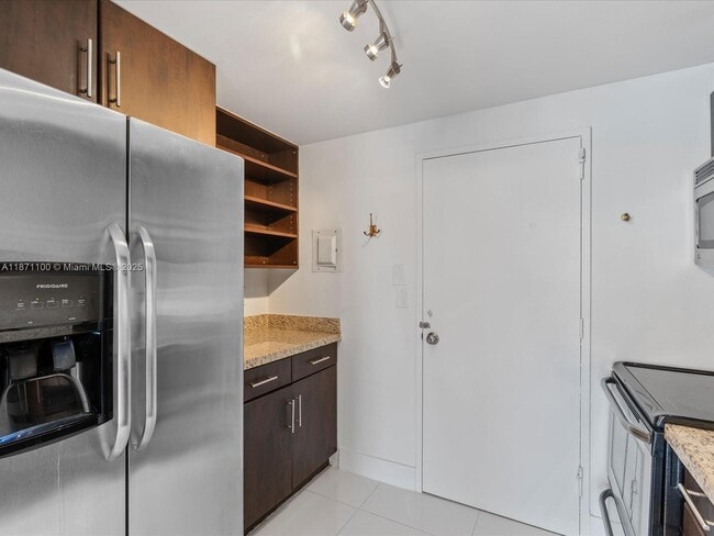 Photo - 9800 W Bay Harbor Dr Unidad 308