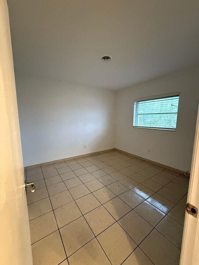 Photo - 890 NW 39th St Unit 12