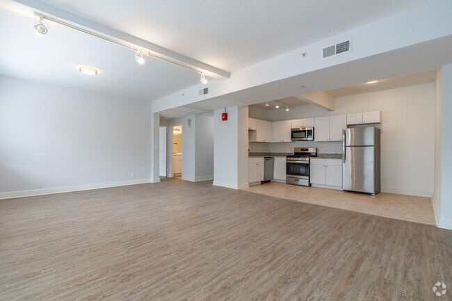 1BR, 1BA - 890SF