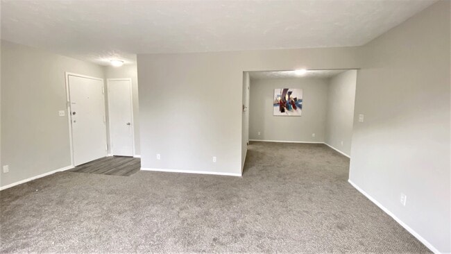 Livingroom 2x2 - Fontainebleau Apartments