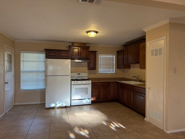 Photo - 902 Denton Dr