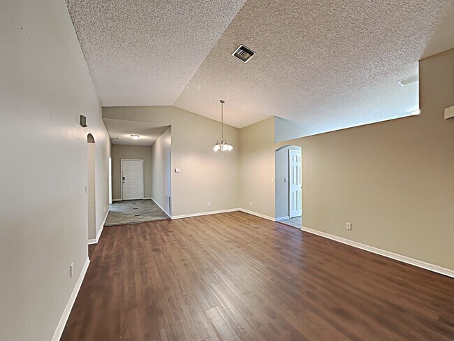 Photo - 662 Lake George Dr