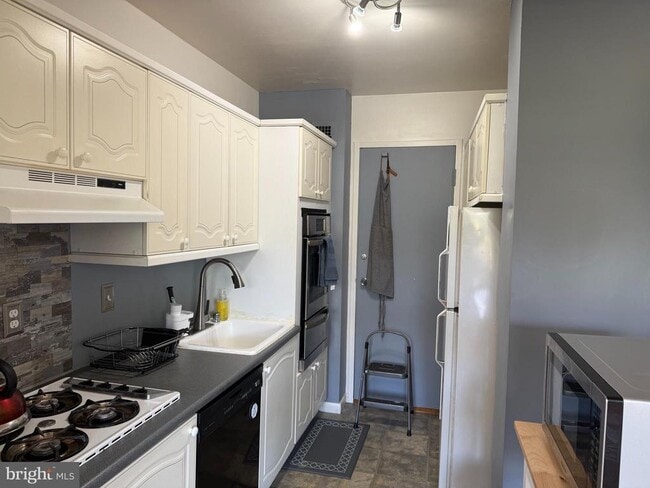 Photo - 10401 Grosvenor Pl Unit 120