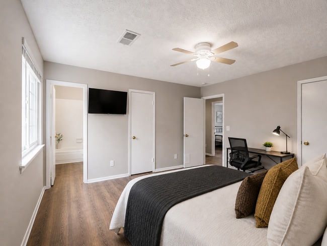 Photo - 1045 Forest-