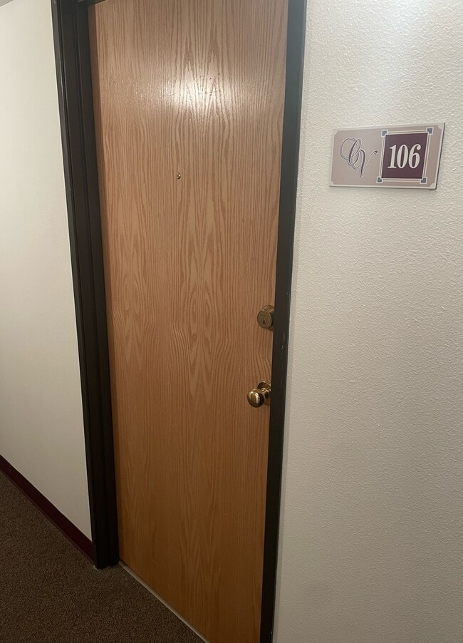 Building Photo - Courthouse View Apartments Unit 106