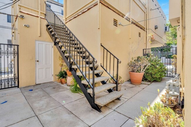 Photo - 332 N La Peer Dr Unit 1