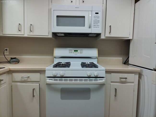 Photo - 1102 W Tri Oaks Ln