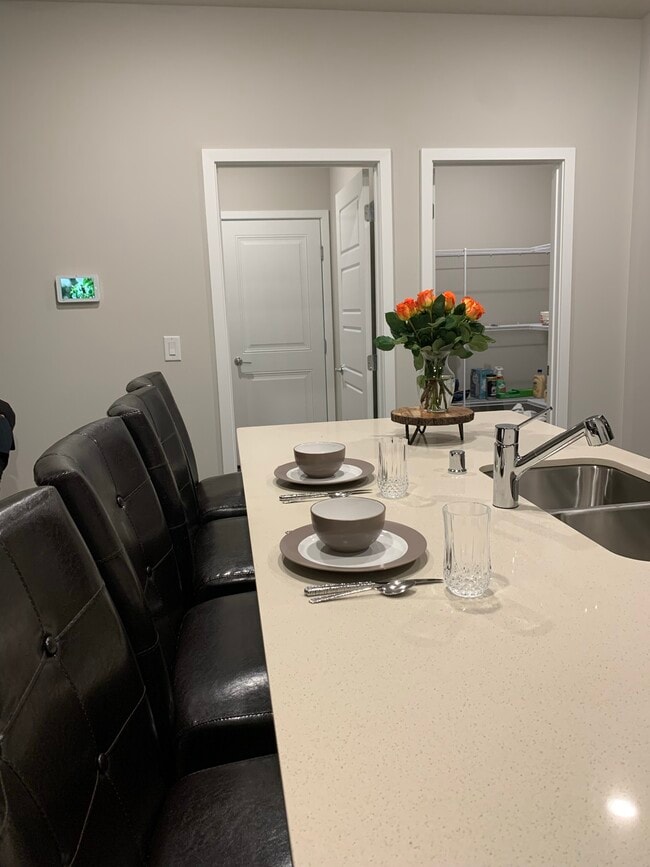 eat in kitchen - 3242 N Stanley Rd