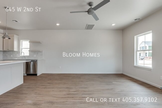 Photo - 645 W 2nd St