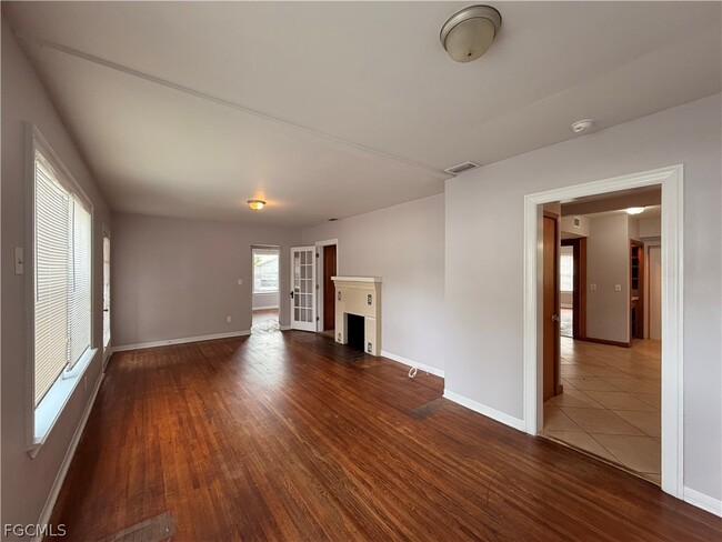 Photo - 2114 Dora St