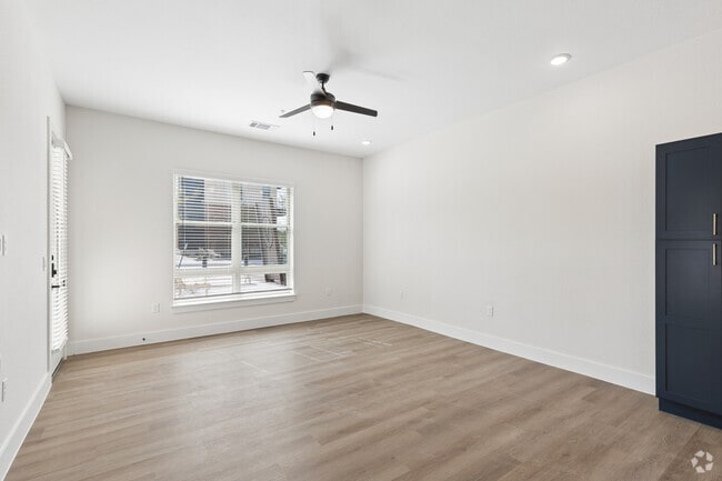 1BR, 1BA - 718SF - Living Room - View Rail District