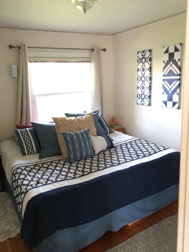 Building Photo - Two bedroom 1.5 bath walking distance to C... Rental