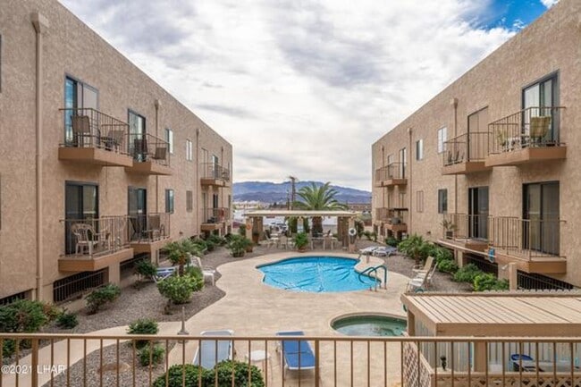 Building Photo - Ground Floor Condo! Available Now! Longter...