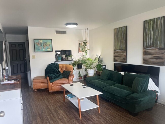 Photo - This well-maintained 2-bedroom, 1.5-bath home in Russellville, AR