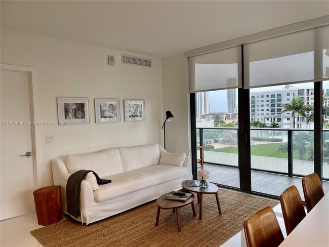Photo - 121 NE 34th St Unidad 901