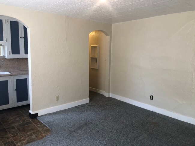 Building Photo - 610 NE Maiden Ln Unit 3