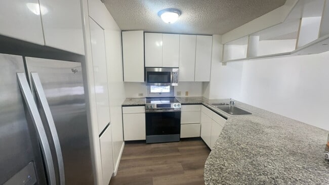 Photo - HONOLULU PARK PLACE - Newly Renovated Spacious 1 Bedroom, 1 Bathroom, 1 Parking & Lanai!