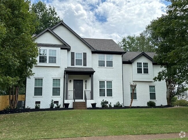 Building Photo - Gorgeous 4 bedroom/2 1/2 bath Brick Home i...