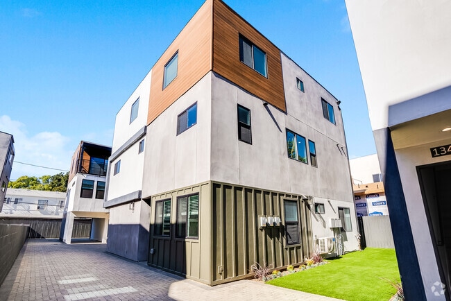 Building Photo - 1345 Seward St Unit 1345 3-6 Rental