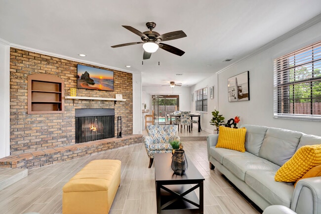 Photo - 691 NW Sharpe St