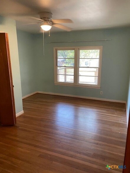 Photo - 107 E Holland St