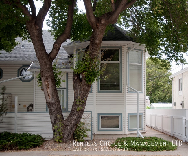 Building Photo - Easy Walk to Downtown Amenities, Driveway Parking, Spacious Townhouse