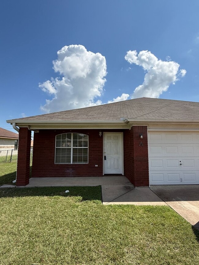 Building Photo - 3208 Raven Dr Unit A