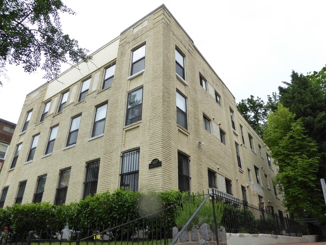 Building Photo - 1437 Spring Rd NW