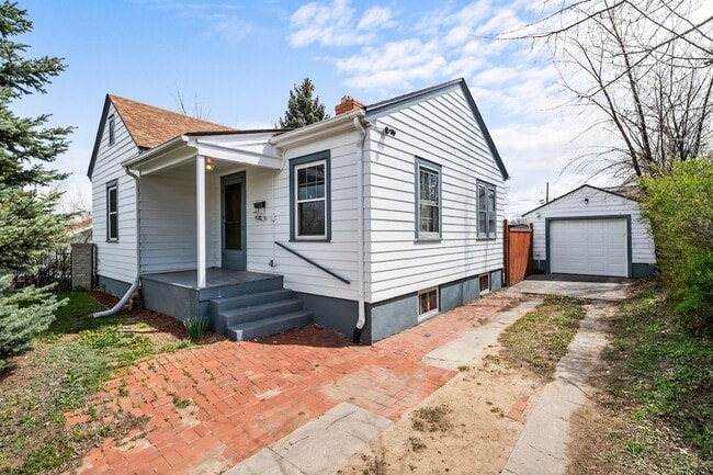 Building Photo - Updated 3-Bedroom, 2-Bath Home in the Hear...