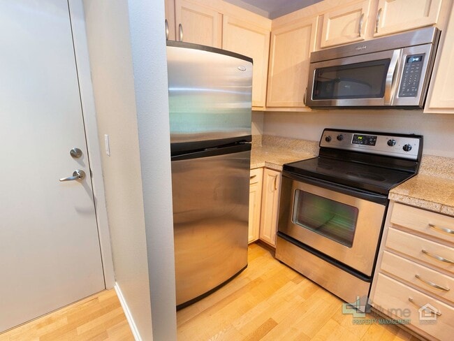 Building Photo - 4TH OF JULY 1-MONTH FREE SPECIAL! Renovated 2 Bd/2 Ba Condo w/parking