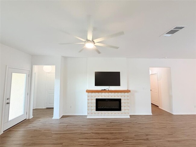 Photo - 928 Legends Ln