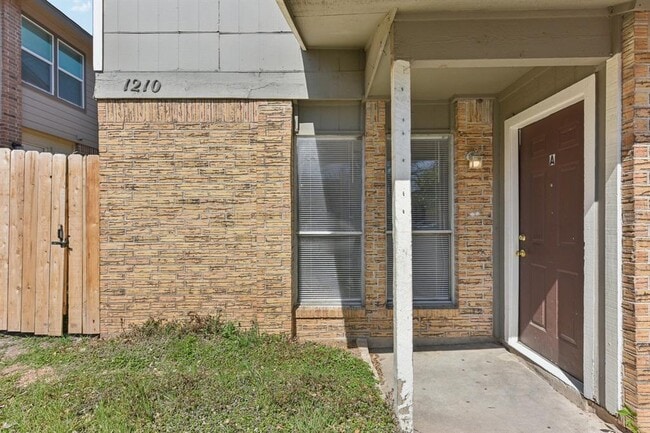 Photo - 1210 Southport Dr