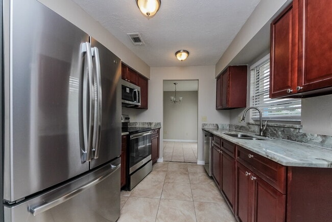 Photo - 212 Great Yarmouth Ct House