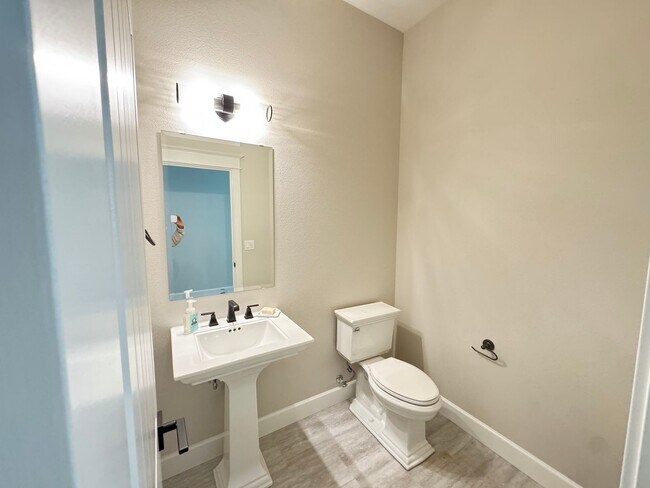 Photo - Stunning New Custom-Built 5-Bedroom Home w...