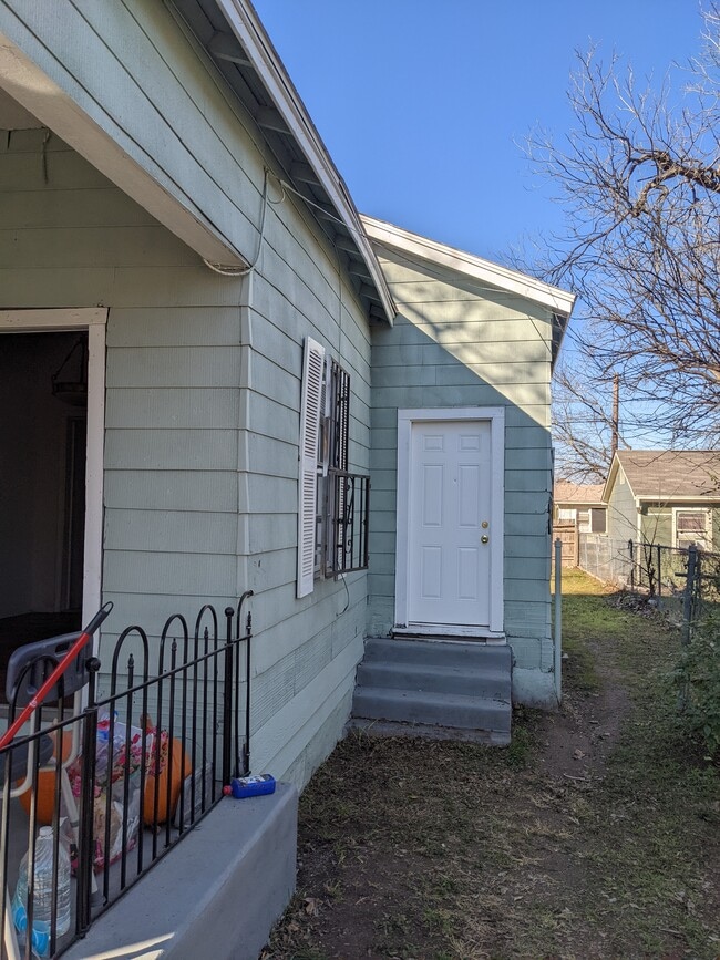 Photo - 551 E Southcross Blvd