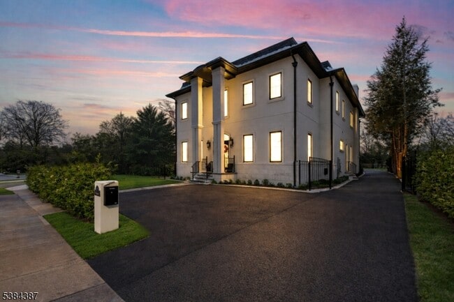 Building Photo - 472 High St