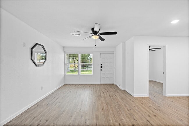 Photo - 6210 Rolland St