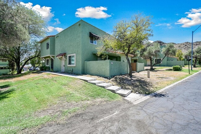 Building Photo - 729 E Cochise Dr Rental