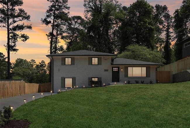 1888 La Mesa Ln