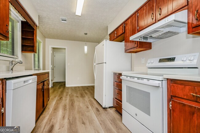 Photo - 2140 Teri Ln SE
