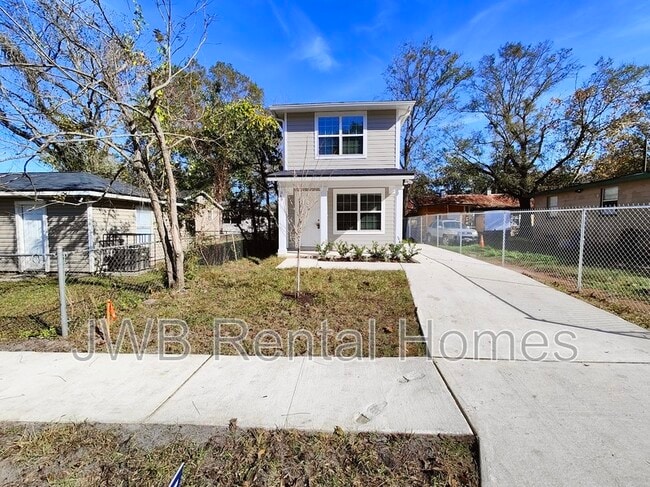 Photo - 869 Line St House