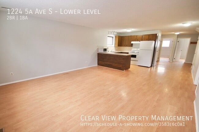 Photo - Lower level suite in the heart of Lethbridge with garage! Unit Lower level