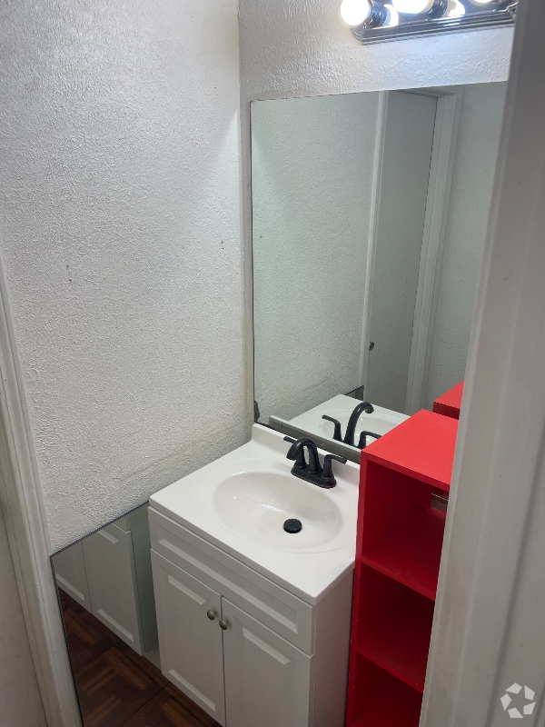 Building Photo - 10636 Wessex Dr Rental