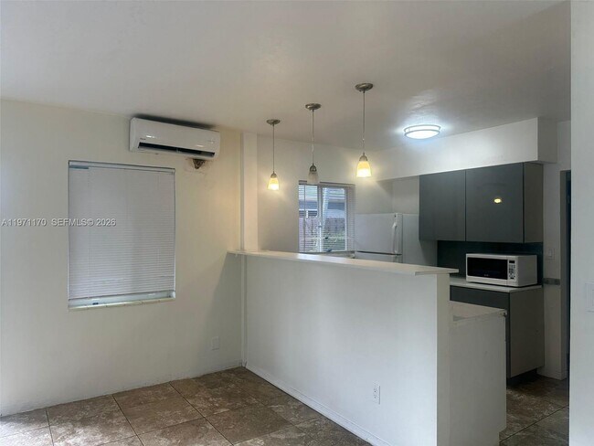 Photo - 729 NE 6th St Unidad 2