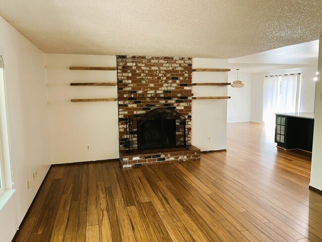 Photo - HALF OFF OF FIRST MONTH'S RENT! Beautifull...